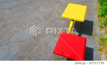 赤色と黄色の小さなベンチの風景 65721790