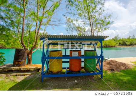 パラオのペリリュー島のカラフルでエコなゴミ箱 65721908