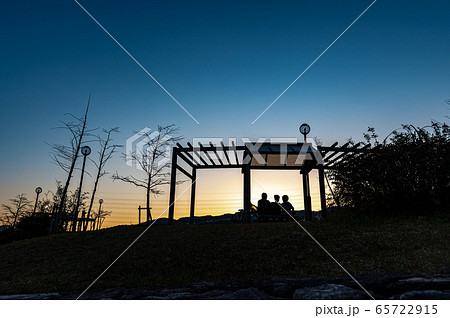 宝塚の風景、夕焼けと子供たちとシルエット、北公園より 宝塚の風景、夕焼けと子供たちとシルエット、北公園より 65722915