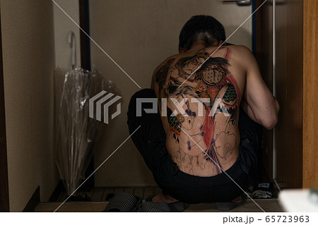 入れ墨の男性　自宅　アングラ 65723963