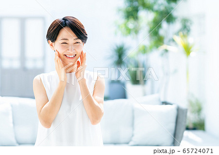 ミドルの女性 65724071