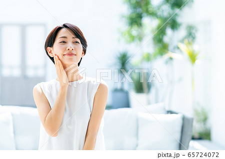 ミドルの女性 65724072