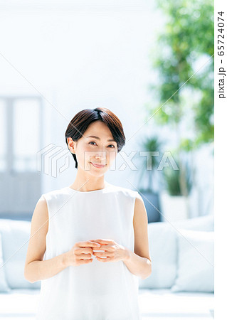 ミドルの女性 65724074