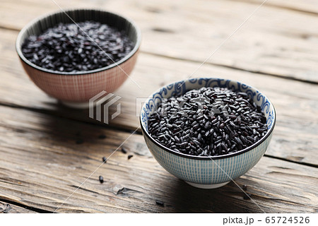 Raw black asian rice 65724526