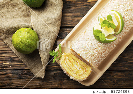 Cake roll with lime and white chocolate 65724898