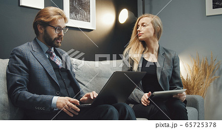 Two business people discussing ideas 65725378