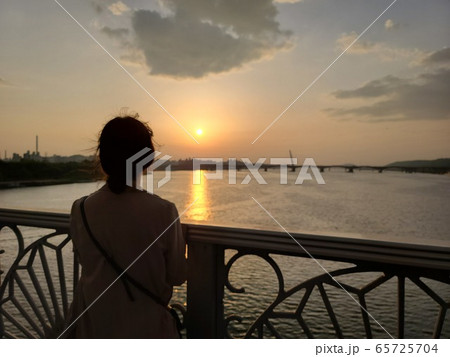 夕日 女性 女 65725704