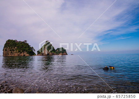 【静岡県西伊豆町】堂ヶ島・瀬浜海岸　テングサ採り解禁 65725850