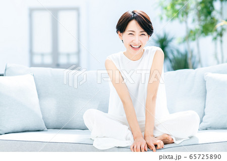 ミドルの女性 65725890