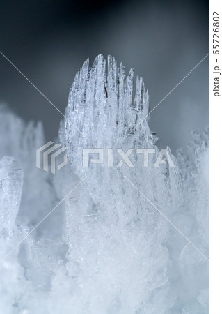 Close up of snow crystals. 65726802
