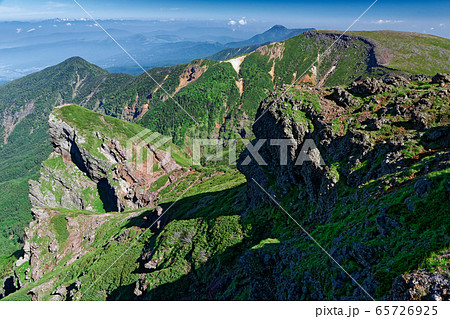 八ヶ岳連峰・横岳の岩峰と硫黄岳・蓼科山の眺め 八ヶ岳連峰・横岳の岩峰と硫黄岳・蓼科山の眺め 65726925