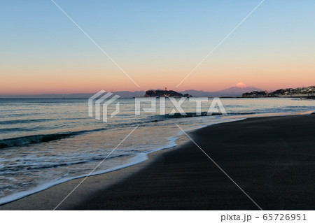 朝焼けで赤く染まる空と富士山と江ノ島 65726951