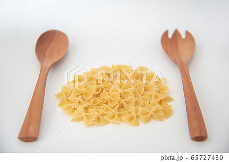 木製のカトラリーとパスタ 65727439