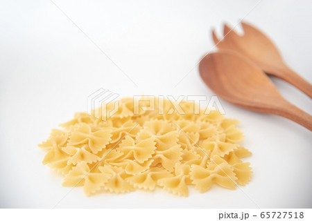 木製のカトラリーとパスタ 65727518