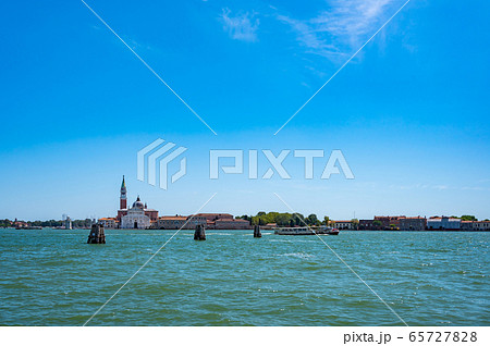ベネチア イタリア サン ジョルジュ マジョーレ聖堂 船 運河の町 観光地 歴史ある町の写真素材
