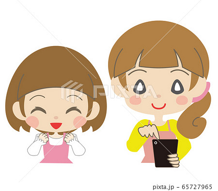 スマートフォンを操作する女性と見てる女の子 65727965