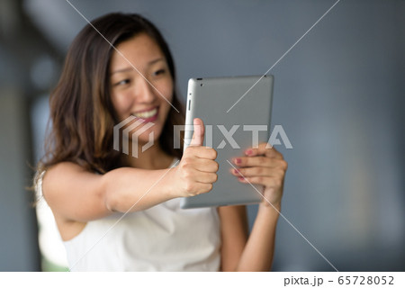 Businesswoman thumbs up 65728052