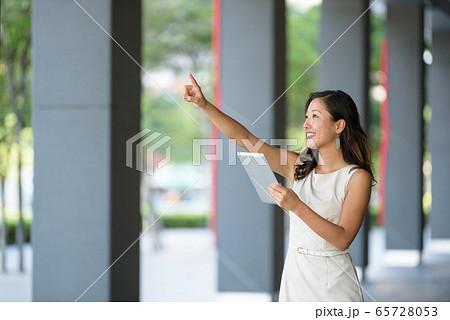 Businesswoman looking and pointing forward 65728053