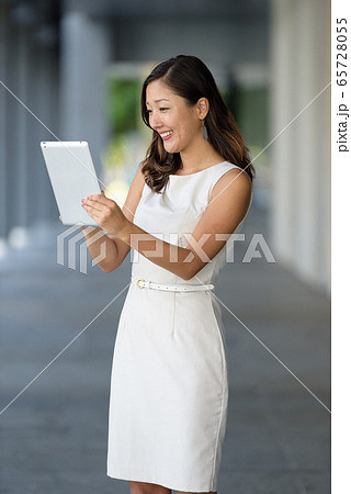 Businesswoman using iPad 65728055