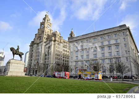 リバプールの世界遺産キューナードビルとロイヤル･リヴァービルを背景にエドワード7世彫像 65728061