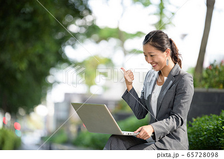 Businesswoman celebrate success outdoors 65728098
