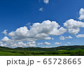 青空に浮かぶ白い雲 65728665