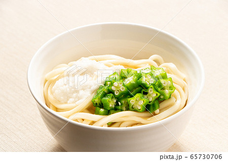 オクラと長芋とろろのネバネバぶっかけうどん 冷やし の写真素材