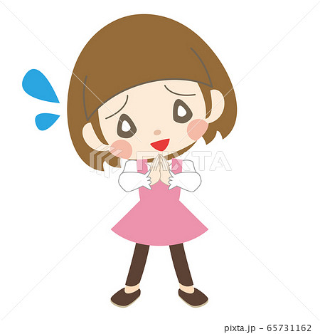 両手を合わせて首を傾げる女の子 65731162