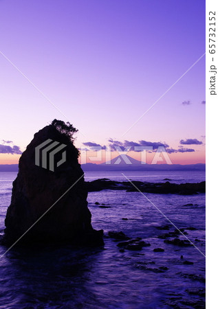 夕暮れの秋谷・立石海岸から富士山を望む（横須賀市） 65732152