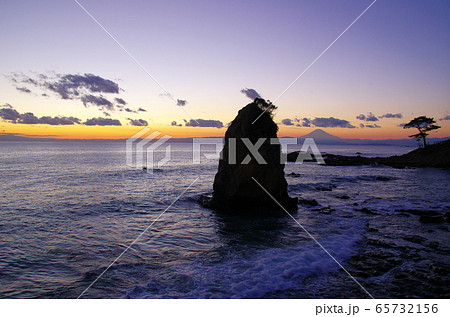 夕暮れの秋谷・立石海岸から富士山を望む（横須賀市） 65732156