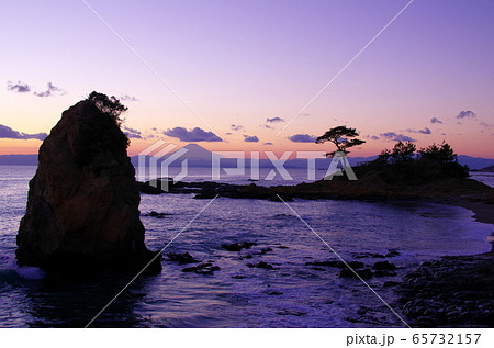夕暮れの秋谷・立石海岸から富士山を望む（横須賀市） 65732157
