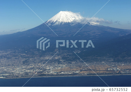 田子の浦沖合の駿河湾上空から富士山を空撮 65732552
