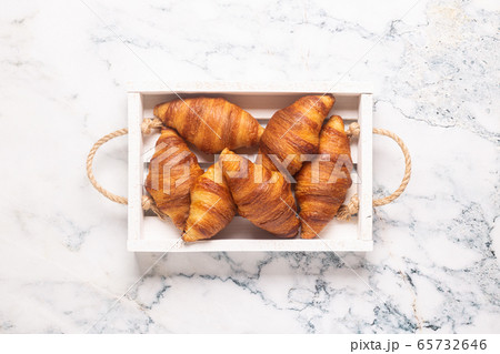 Breakfast with coffee and croissants 65732646