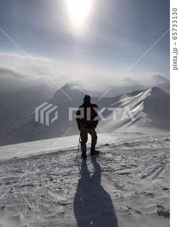 雪山の稜線 谷川岳から伸びる 65733130
