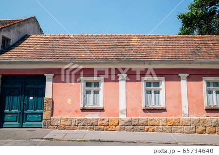 Old town pink house in Szentendre, Hungary 65734640