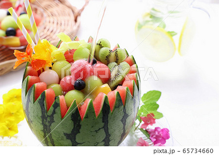 すいかのフルーツポンチ サイダーを注ぐ すいかのフルーツポンチ サイダーを注ぐ 65734660