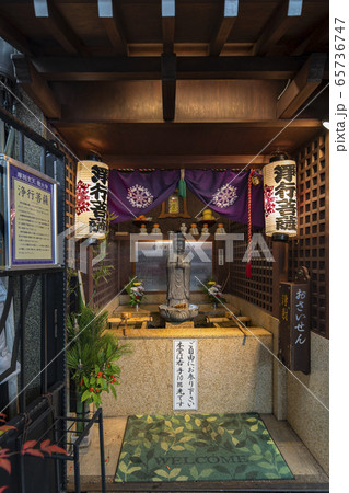 [東京・上野] 上野のアメヤ横丁に位置する浄行菩薩いわゆる洗い仏の石像の夜景撮影。 65736747