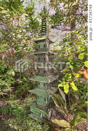 [東京・上野] アメヤ横丁に位置する徳大寺に立つ寛永寺の五重塔の銅像のレプリカの夜景撮影。 65736748