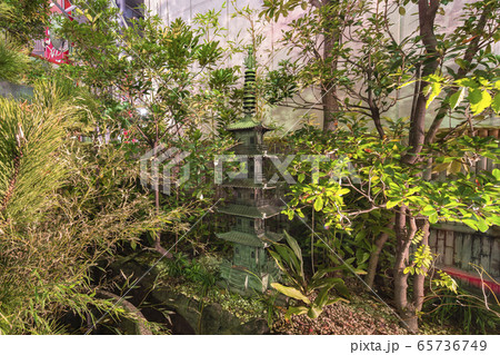 [東京・上野] アメヤ横丁に位置する徳大寺に立つ寛永寺の五重塔の銅像のレプリカの夜景撮影。 65736749