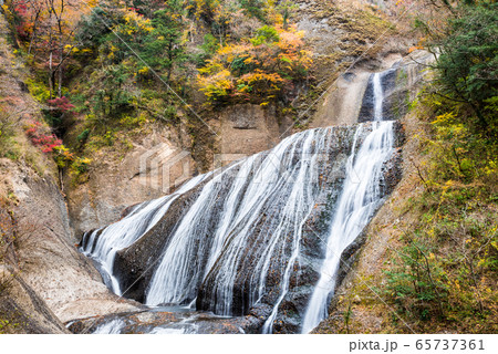 袋田の滝と紅葉風景 秋 （茨城県久慈郡大子町） 2019年11月撮影 65737361