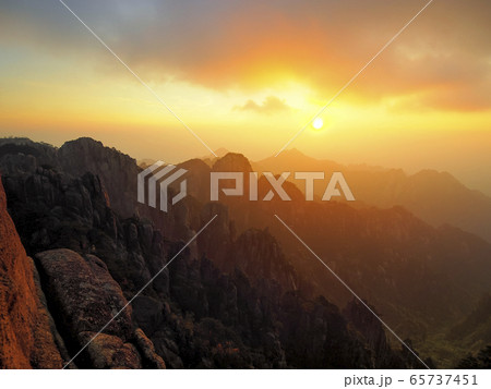 中国・黄山 光明頂からの眺め 朝焼け / Huangshan (Yellow Mountains) 中国・黄山 光明頂からの眺め 朝焼け / Huangshan (Yellow Mountains) 65737451
