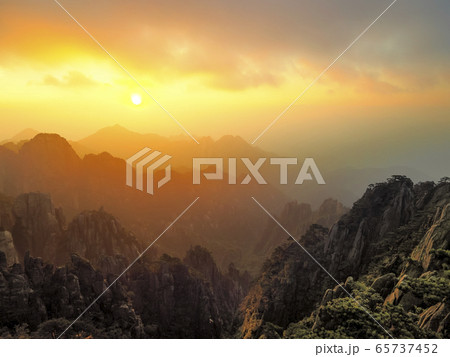 中国・黄山 光明頂からの眺め 朝焼け / Huangshan (Yellow Mountains) 65737452