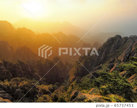 中国・黄山 光明頂からの眺め 朝焼け / Huangshan (Yellow Mountains) 中国・黄山 光明頂からの眺め 朝焼け / Huangshan (Yellow Mountains) 65737453