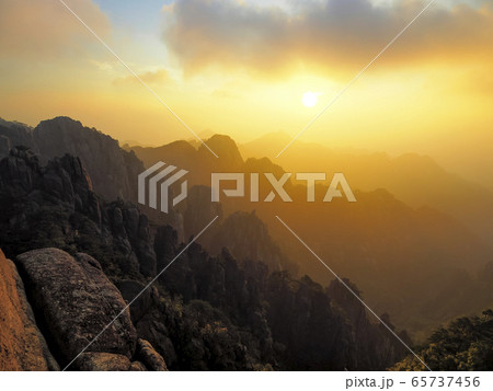 中国・黄山 光明頂からの眺め 朝焼け / Huangshan (Yellow Mountains) 65737456