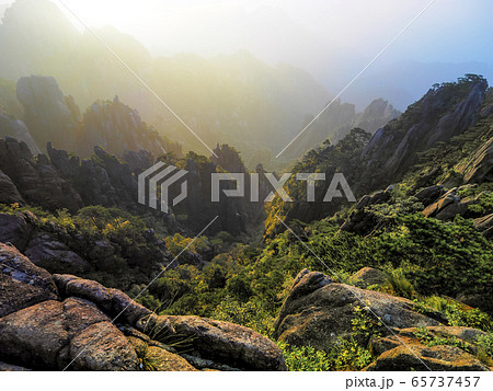 中国・黄山 光明頂からの眺め 朝焼け / Huangshan (Yellow Mountains) 中国・黄山 光明頂からの眺め 朝焼け / Huangshan (Yellow Mountains) 65737457