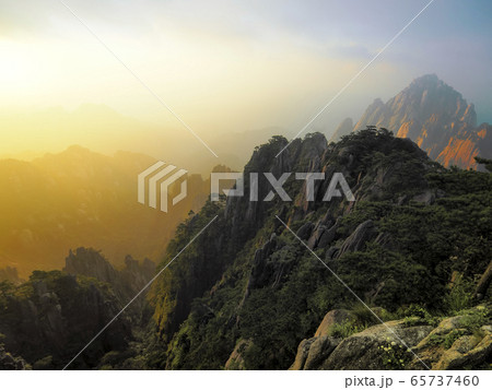 中国・黄山 光明頂からの眺め 朝焼け / Huangshan (Yellow Mountains) 65737460