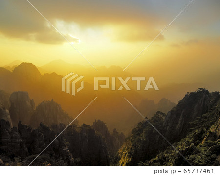 中国・黄山 光明頂からの眺め 朝焼け / Huangshan (Yellow Mountains) 65737461