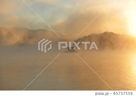 霧 湖 水煙 65737559