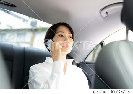 女性 車 ビジネスウーマン 女性 車 ビジネスウーマン 65738718