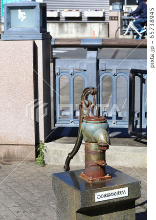 三鷹駅裏の手押しポンプ 65738945